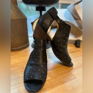 Black lucky brand leather ankle boot sz10